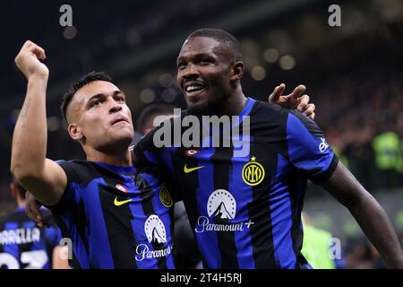 Marcus Thuram du FC Internazionale célèbre après avoir marqué un but avec son coéquipier Lautaro Martinez lors du match de Serie A entre le FC Internazionale et l'AS Roma au Stadio Giuseppe Meazza le 29 octobre 2023 à Milan Italie . Banque D'Images