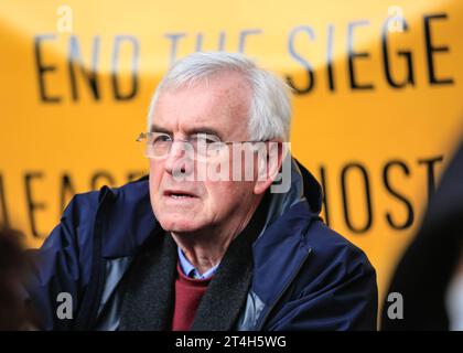 Londres, Royaume-Uni. 31 octobre 2023. John McDonnell, ancien chancelier fantôme travailliste, se joint à une manifestation devant le Foreign Office à Whitehall, organisée par des manifestants et des organisations juives pour un cessez-le-feu dans le conflit israélo-Hamas. Na'amod, une organisation juive qui cherche à obtenir justice pour tous les Palestiniens et Israéliens, est l'un des organisateurs. Crédit : Imageplotter/Alamy Live News Banque D'Images