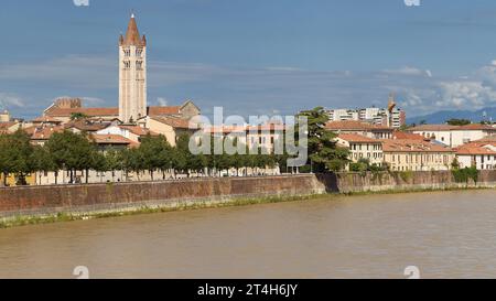 Vue vers la Basilique de San Zeno depuis le pont Castelvecchio à Vérone, Italie. Banque D'Images