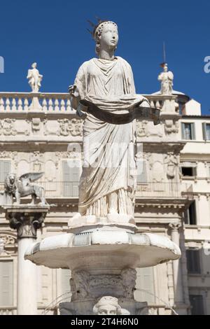 Statue de Madonna Vérone sur la Piazza delle Erbe, Vérone, Italie. Banque D'Images