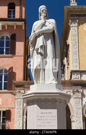 Statue de Dante Alighieri à Vérone, Italie. Banque D'Images