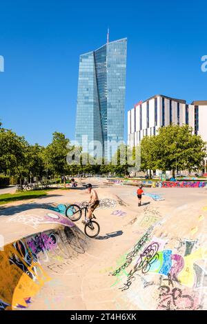 Vue de l'est du bâtiment Skytower à Francfort, Allemagne, siège de la Banque centrale européenne (BCE), vu du skatepark dans le parc public Hafenpark Banque D'Images