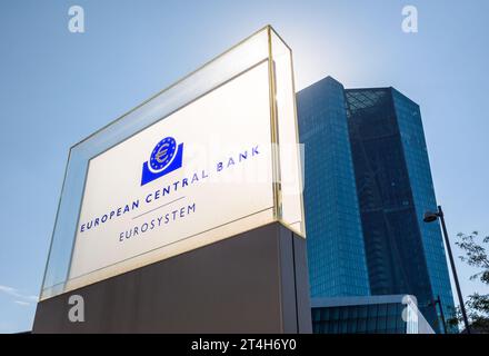 Vue en angle bas du panneau de la Banque centrale européenne en contre-jour à l'entrée du bâtiment Skytower à Francfort, Allemagne, siège de la BCE. Banque D'Images