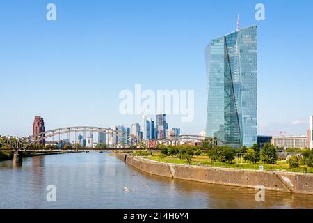 Le bâtiment Skytower à Francfort, en Allemagne, siège de la Banque centrale européenne (BCE), sur le fleuve main avec les gratte-ciel du quartier financier Banque D'Images