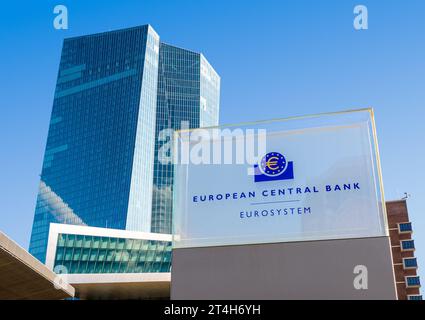 Vue en angle bas du panneau de la Banque centrale européenne à l'entrée du bâtiment Skytower à Francfort, Allemagne, siège de la BCE depuis 2015. Banque D'Images