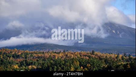 Mont Katahdin, Maine, obscurci par des nuages, photographié depuis Compass Pond Banque D'Images