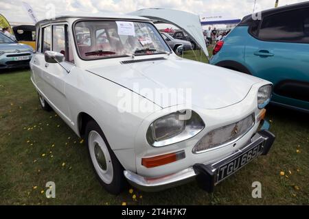 Vue de face des trois quarts d'un blanc, 1972, Citroën ami 8, exposé au salon britannique de l'automobile de Farnborough en 2023 Banque D'Images