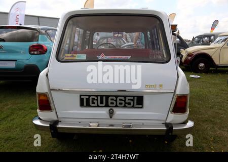 Vue arrière d'un blanc, 1972, Citroën ami 8, exposé au salon britannique de l'automobile de Farnborough en 2023 Banque D'Images