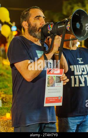 Haïfa, Israël - 28 octobre 2023 : Boaz Zalmanovich, dont le père de 85 ans a été enlevé, parle à la foule protestante. Haïfa, Israël Banque D'Images