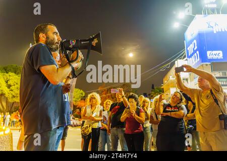 Haïfa, Israël - 28 octobre 2023 : Boaz Zalmanovich, dont le père de 85 ans a été enlevé, parle à la foule protestante. Haïfa, Israël Banque D'Images