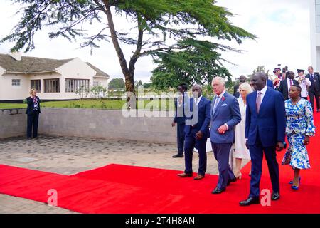 (Quatrième de gauche à droite) Roi Charles III, Reine Camilla, Président du Kenya, Dr William Ruto, et la première dame du Kenya Rachel Ruto marche à côté de la maison de Jomo Kenyatta, le premier président du Kenya, vers l'arbre Mugomo sur le site de la déclaration d'indépendance du Kenya en 1963, dans les jardins d'Uhuru, Nairobi, le premier jour de la visite d'État au Kenya. Date de la photo : mardi 31 octobre 2023. Banque D'Images