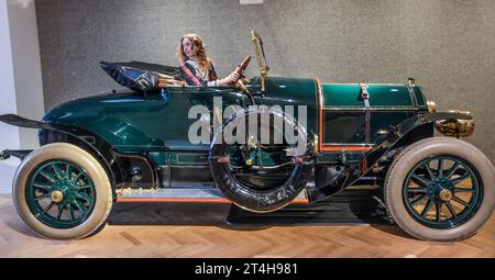 Londres, Royaume-Uni. 31 octobre 2023. Le Roadster Isotta-Fraschini Tipo PM 1912, estime : £400.000-£450.000, Bonhams proposant des voitures anciennes sur les 31 véhicules proposés dans la vente, dont 21 sont pré-1905 et éligibles pour participer à la London to Brighton Vintage car Run. Deux voitures proposées dans la vente ont été pré-enregistrées pour la course de cette année crédit : Paul Quezada-Neiman/Alamy Live News Banque D'Images