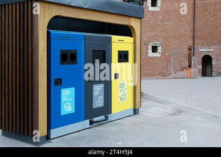 conteneurs multicolores pour ramasser des ordures. Conteneurs à ordures pour le tri des déchets. Collecte séparée des déchets : alimentaire, infectieux, biodégradable Banque D'Images
