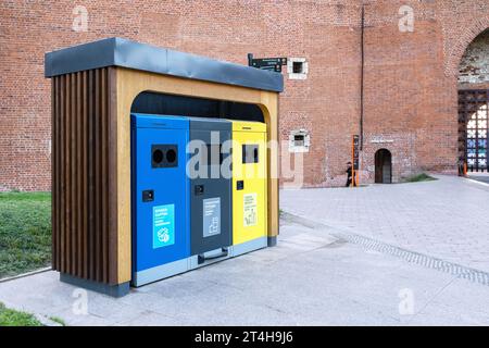conteneurs multicolores pour ramasser des ordures. Conteneurs à ordures pour le tri des déchets. Collecte séparée des déchets : alimentaire, infectieux, biodégradable Banque D'Images