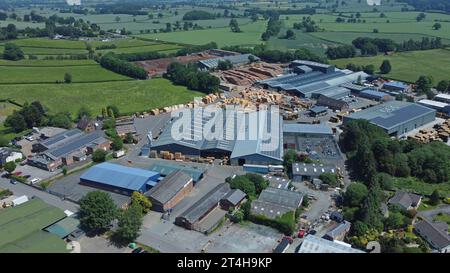 Photo aérienne par drone de la grande cour à bois et de la scierie exploitées par Charles Ransford & Sons, Bishop's Castle, Shropshire, Royaume-Uni. Juin 2023 Banque D'Images