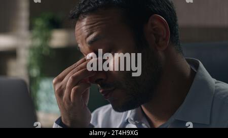 Homme indien fatigué gars homme d'affaires américain se sentent douleur fatigue oculaire yeux inconfort ordinateur travail fatigué ordinateur portable en ligne moniteur de travail irritation d'écran prendre Banque D'Images