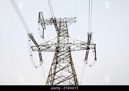 Tour d'électricité dans le ciel, gros plan de la photo Banque D'Images