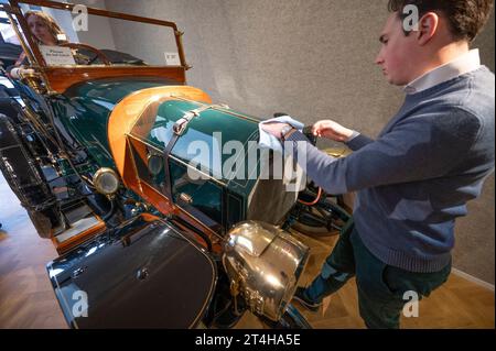 Bonhams, Londres, Royaume-Uni. 31 octobre 2023. Golden Age of Motoring sale propose des voitures anciennes prêtes à conduire dans la London to Brighton Run et a lieu le mardi 31 octobre. Sur les 31 véhicules offerts dans la vente, 21 sont antérieurs à 1905 et sont admissibles à la course des voitures anciennes de Londres à Brighton. Deux voitures proposées dans la vente ont été pré-enregistrées pour la course de cette année – ce qui signifie que vous achetez la voiture le vendredi et rejoignez la course le dimanche. Faits saillants sont : 1912 Isotta-Fraschini Tipo PM Roadster, estimation : £400,000-450,000, carrosserie par Carrozzeria Pavesi & Crespi. Crédit : Malcolm Park/Alamy Live News Banque D'Images