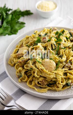 Pâte au poulet crémeux au bacon au pesto maison sur une assiette, vue latérale. Banque D'Images