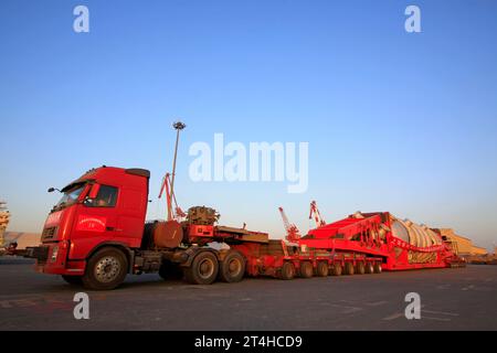 PORT DE TIANJIN - MARS 22 : un camion lourd multi-axes stationné dans la cour du terminal, le 22 mars 2015, port de tianjin, tianjin, Chine. Banque D'Images