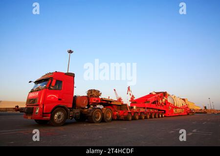 PORT DE TIANJIN - MARS 22 : un camion lourd multi-axes stationné dans la cour du terminal, le 22 mars 2015, port de tianjin, tianjin, Chine. Banque D'Images