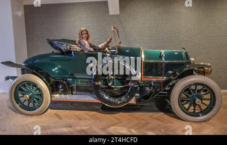 Londres, Royaume-Uni. 31 octobre 2023. Le Roadster Isotta-Fraschini Tipo PM 1912, estime : £400.000-£450.000, Bonhams proposant des voitures anciennes sur les 31 véhicules proposés dans la vente, dont 21 sont pré-1905 et éligibles pour participer à la London to Brighton Vintage car Run. Deux voitures proposées dans la vente ont été pré-enregistrées pour la course de cette année crédit : Paul Quezada-Neiman/Alamy Live News Banque D'Images