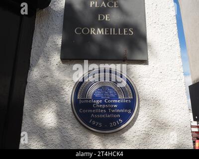 Plaque bleue célébrant le 40e anniversaire du jumelage de Chepstow et Cormeilles. Porte de la ville, place Cormeilles, Chepstow. Septembre 2023. Banque D'Images