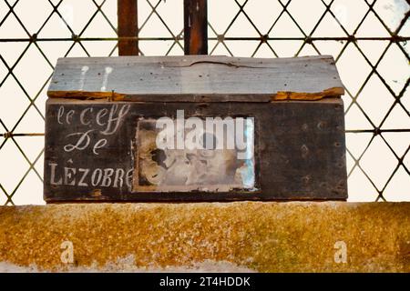 Boîte reliquaire contenant des os du Ceff de Lezobré à Chapelle de Kermaria an Isquit, Plouha, Bretagne, Bretagne, France Banque D'Images