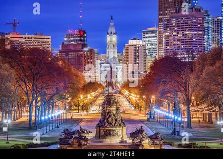 Philadelphie, Pennsylvanie, États-Unis paysage urbain surplombant Benjamin Franklin Parkway à l'aube de la saison d'automne. Banque D'Images