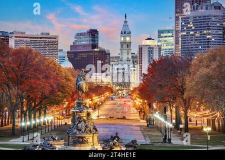 Philadelphie, Pennsylvanie, États-Unis paysage urbain surplombant Benjamin Franklin Parkway à l'aube de la saison d'automne. Banque D'Images