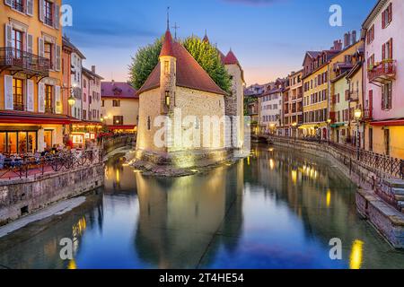 Annecy, France sur la rivière Thiou au crépuscule. Banque D'Images