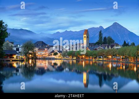 Interlaken, Suisse sur la rivière Aar à l'heure bleue. Banque D'Images