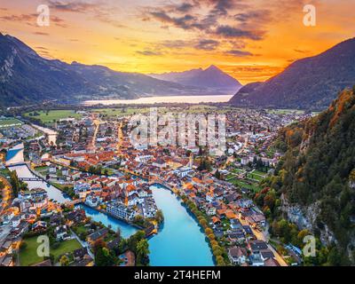 Interlaken, Suisse surplombant la rivière Aar au crépuscule. Banque D'Images