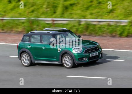 2020 Vert Mini Cooper S E ALL4 Sport 1499cc Hybrid Electric 6 vitesses automatique Banque D'Images