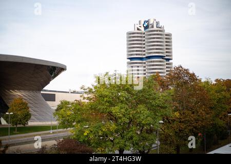 Munich, Allemagne. 29 octobre 2023. BMW Zentrale Vierzylinder. Herbststimmung am 29.10.2023 im Olympiapark à München. -- BMW HQ BMW-Vierzylinder - BMW quatre cylindres impression d'automne le 29 octobre 2023 dans le parc Olympia à Munich, Allemagne. (Photo Alexander Pohl/Sipa USA) crédit : SIPA USA/Alamy Live News Banque D'Images