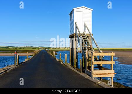 La chaussée de Lindisfarne à Holy Island et la cabane de refuge d'urgence. La chaussée est submergée deux fois par jour par les marées. Northumberland, Angleterre, Royaume-Uni Banque D'Images