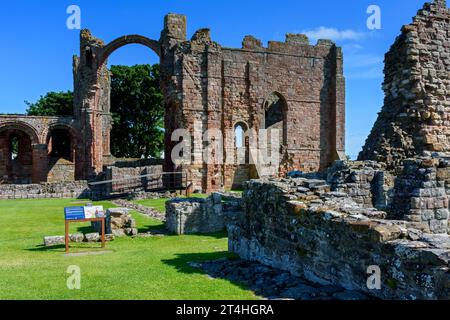 Prieuré de Lindisfarne, Holy Island, Northumberland, Angleterre, Royaume-Uni. Le transept sud et l'Arc-en-ciel Banque D'Images