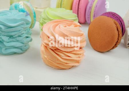 Macarons, guimauves et zéphyrs. Divers de bonbons. Desserts colorés faits maison pour le présent. Banque D'Images