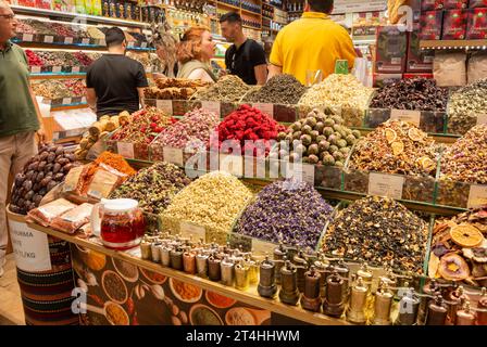 Istanbul, Turquie, 10 octobre 2023, The Spice Bazaar (turc : Mısır Çarşısı, signifiant « Bazar égyptien »), éditorial seulement. Banque D'Images