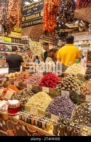 Istanbul, Turquie, 10 octobre 2023, The Spice Bazaar (turc : Mısır Çarşısı, signifiant « Bazar égyptien »), éditorial seulement. Banque D'Images