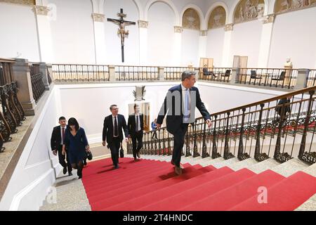 Markus SOEDER Ministerpraesident Bayern und CSU Vorsitzender, Ankunft im Landtag, im Treppenhaus., Wahl und Vereidigung des Bayerischen Ministerpraesidenten am 31.10.2023 im Bayerischen Landtag, Maximilianeum in Muenchen *** Markus SOEDER Premier ministre d'État de Bavière et président de la CSU, arrivée au Parlement de l'escalier, élection et prestation de serment du premier ministre de l'État bavarois le 31 10 2023 au Parlement de l'État bavarois, Maximilianeum à Munich crédit : Imago/Alamy Live News Banque D'Images