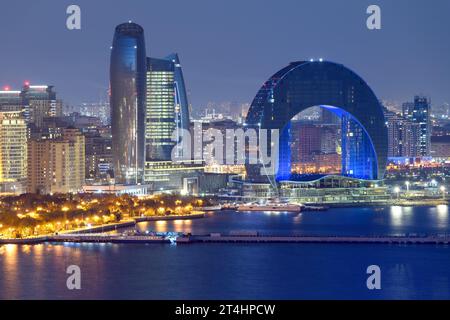 Skyline moderne de Bakou la nuit. Promenade moderne en front de mer de Bakou, Azerbaïdjan. Gratte-ciel moderne à Bakou. La nuit du projet de développement du Crescent Banque D'Images