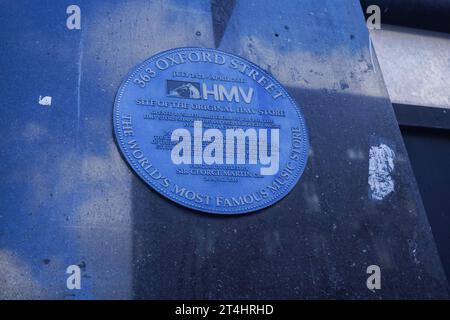 Londres, Royaume-Uni. 31 octobre 2023. Une plaque sur le site original du magasin HMV Flagship Store à Oxford Street qui remplacera le magasin American Candy. HMV a été acheté par Sunrise Records qui ouvrira à temps pour Noël avec une nouvelle marque et une nouvelle mise en page .Credit amer ghazzal/Alamy Live News Banque D'Images