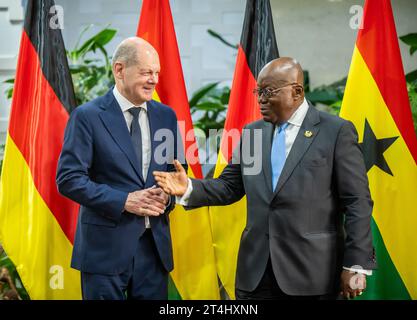 Accra, Ghana. 31 octobre 2023. Le chancelier allemand OLAF Scholz est reçu au Ghana par le président du pays, Nana Akufo-Addo. Crédit : Michael Kappeler/dpa/Alamy Live News Banque D'Images