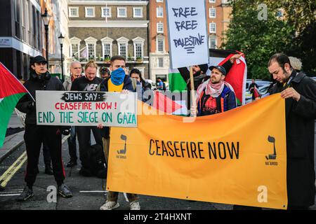 Londres, Royaume-Uni. 31 octobre 2023. Manifestations à l'extérieur pour un cessez-le-feu et un changement de politique sur la Palestine par le parti. Sir Keir Starmer, chef du Parti travailliste, quitte Chatham House dans le centre de Londres après avoir prononcé un discours sur la guerre Hamas-Israël et la voie à suivre. Les deux entrées de Chatham House sont encerclées par des manifestants, ainsi que par une forte présence policière. Crédit : Imageplotter/Alamy Live News Banque D'Images