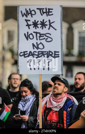 Londres, Royaume-Uni. 31 octobre 2023. Manifestations à l'extérieur pour un cessez-le-feu et un changement de politique sur la Palestine par le parti. Sir Keir Starmer, chef du Parti travailliste, quitte Chatham House dans le centre de Londres après avoir prononcé un discours sur la guerre Hamas-Israël et la voie à suivre. Les deux entrées de Chatham House sont encerclées par des manifestants, ainsi que par une forte présence policière. Crédit : Imageplotter/Alamy Live News Banque D'Images