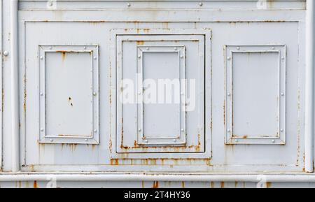 Décor forgé avec des cadres rectangulaires sur un mur en acier blanc, vue de face, texture de photo de fond Banque D'Images