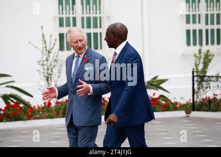 Nairobi, Kenya. 31 octobre 2023. Le président du Kenya William Ruto (à droite) reçoit le roi Charles III (à gauche) lors de sa visite de quatre jours au Kenya à State House à Nairobi. Le roi Charles III et la reine Camilla sont au Kenya pour une visite d'État de quatre jours à l'invitation du président William Ruto. Crédit : SOPA Images Limited/Alamy Live News Banque D'Images