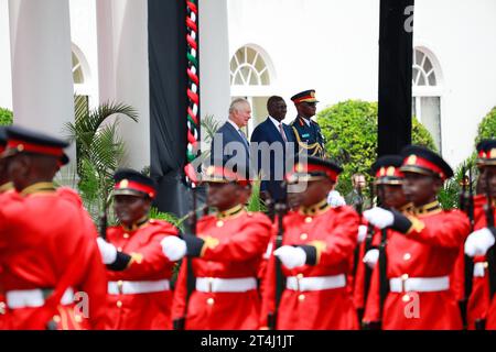 Nairobi, Kenya. 31 octobre 2023. (G-D) le roi Charles III, le président du Kenya William Ruto et le chef des forces de défense Gen Francis Ogolla vus à la State House à Nairobi le roi Charles III et la reine Camilla sont au Kenya pour une visite d'État de quatre jours à l'invitation du président William Ruto. Crédit : SOPA Images Limited/Alamy Live News Banque D'Images