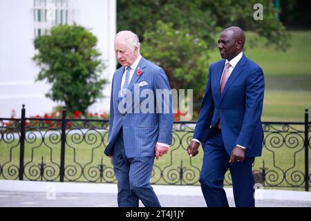 Nairobi, Kenya. 31 octobre 2023. Le président du Kenya William Ruto (à droite) reçoit le roi Charles III (à gauche) lors de sa visite de quatre jours au Kenya à State House à Nairobi. Le roi Charles III et la reine Camilla sont au Kenya pour une visite d'État de quatre jours à l'invitation du président William Ruto. Crédit : SOPA Images Limited/Alamy Live News Banque D'Images